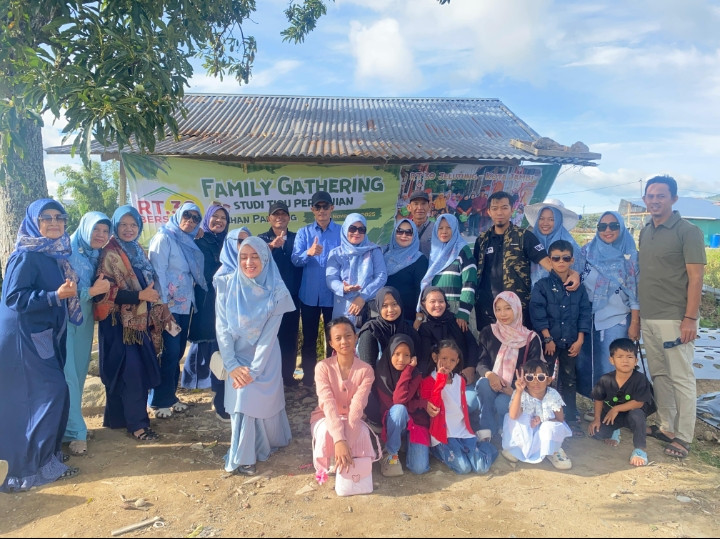 Kunjungan warga RT 39 ke pertanian Nagari Sungai Nanam Solok Sumatera Barat