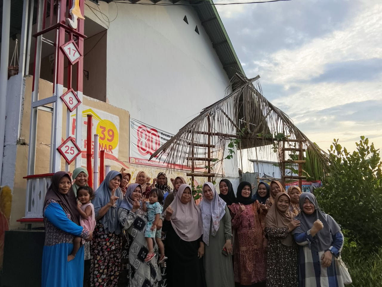 Ibu-Ibu RT 39 Kompak Merawat dan Menyiram Tanaman TOGA demi Lingkungan Sehat dan Asri